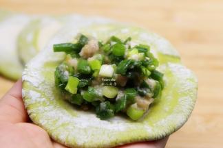 放入菠菜馅；收紧口，再捏成自己喜欢的形状；