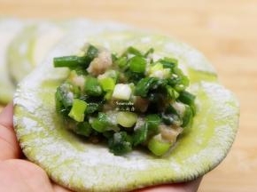 放入菠菜馅；收紧口，再捏成自己喜欢的形状；