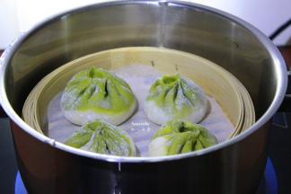 清水煮沸，放入锅中，隔水蒸15-18分钟