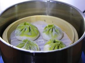 清水煮沸，放入锅中，隔水蒸15-18分钟