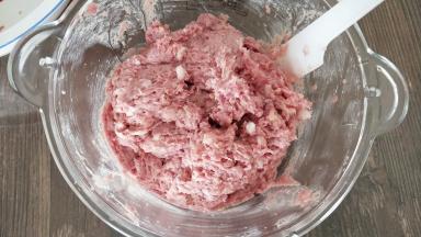 猪前腿肉切块，放绞肉机里打成泥