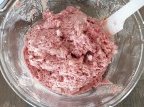 猪前腿肉切块，放绞肉机里打成泥