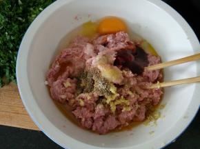 肉泥的盆中，放入辅料，顺一方向搅拌上劲