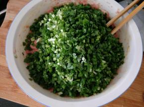 放入韭菜末拌匀