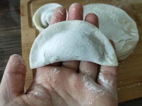 边缘抹点水，合起来，然后两手拇指与食拍捏住两端，往中间挤压。脑补下包法，不知怎么描述才好。