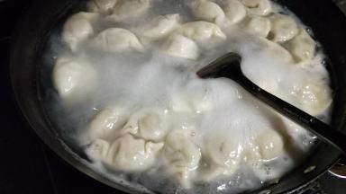 水开下入饺子，煮至上浮就可以捞出
