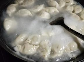 水开下入饺子，煮至上浮就可以捞出