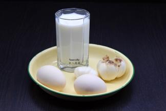 准备食材：土鸡蛋、牛奶、百合；