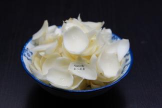 百合洗净，一片一片掰下，去黑色，再次洗净，沥干水待用；