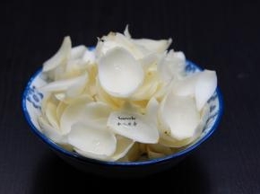 百合洗净，一片一片掰下，去黑色，再次洗净，沥干水待用；