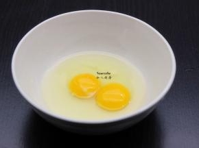 鸡蛋去壳，打散；