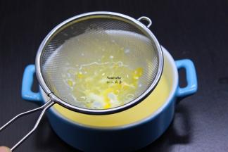 牛奶鸡蛋液过滤，去泡，这样蒸的蛋不会有气泡孔；