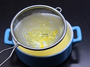 牛奶鸡蛋液过滤，去泡，这样蒸的蛋不会有气泡孔；