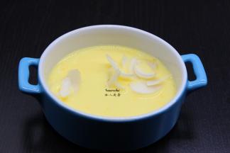 把新鲜洗净的百合均匀加入；