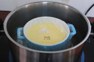 清水煮沸之后，隔水放入锅中，中火蒸8分钟即可。PS：火的大小不同，蒸煮时间略有不同。