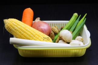 准备食材：百合、玉米、花生、胡萝卜、秋葵、洋葱、大葱等；