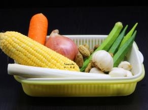 准备食材：百合、玉米、花生、胡萝卜、秋葵、洋葱、大葱等；