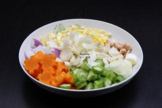 百合掰开洗净、玉米曲粒粒洗净、花生去壳洗净、胡萝卜去皮切喜欢的形状、秋葵洗净切好、洋葱洗净切块、大葱洗净切段；