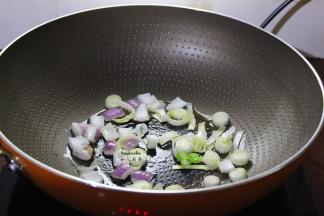 热锅，倒油，放洋葱、大葱中火煸香；
