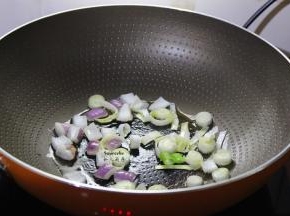 热锅，倒油，放洋葱、大葱中火煸香；