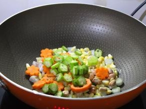 接着放秋葵、胡萝卜、玉米、花生大火翻炒八成熟；