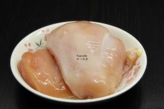 鸡胸肉洗净，切块；