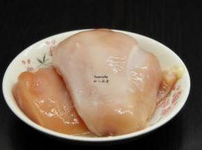 鸡胸肉洗净，切块；