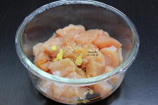 把切块的鸡胸肉，放入花生油、酱油、盐、料酒、生姜、胡椒粉、拌均腌制1小时；