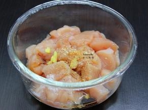 把切块的鸡胸肉，放入花生油、酱油、盐、料酒、生姜、胡椒粉、拌均腌制1小时；