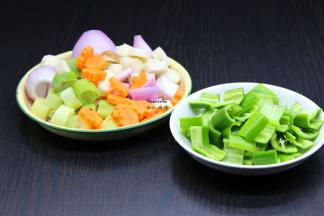 把胡萝卜去皮切块、洋葱洗净切块、青椒洗净去籽切块、大葱洗净切段，放盐孜然粉拌均腌制3分钟；