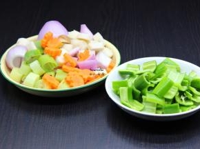 把胡萝卜去皮切块、洋葱洗净切块、青椒洗净去籽切块、大葱洗净切段，放盐孜然粉拌均腌制3分钟；