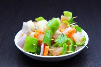 把腌制好鸡胸肉、蔬菜，用牙签串起来；