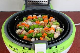 把牙签串好的肉，均衡的放入烤盘上；