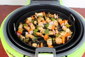 中途翻转一次，晒上孜然粉，继续烤至熟，外皮翠香即可。