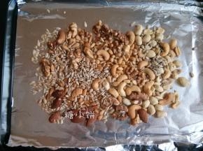 制作【五仁馅（豪华款）】
核桃仁25G，松仁25G，腰果25G，葵花籽25G，花生25G，杏仁10G提前烤熟。
因为用的都是比较贵的坚果>