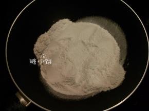糯米粉60G，普通面粉35G，澄粉25G混合，直接放入锅中中小火炒至微黄后离火