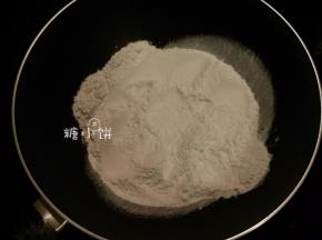 糯米粉60G，普通面粉35G，澄粉25G混合，直接放入锅中中小火炒至微黄后离火