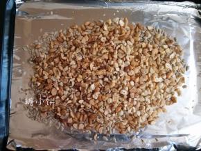 放凉后将大颗粒的坚果切碎备用