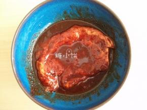 在五仁的基础上制作【叉烧云腿五仁馅】
提前一夜腌制叉烧肉：白砂糖18G，生抽10G，盐1G，高度白酒3G，芝麻酱2G，
蚝油6G，香油1/2茶匙，甜面酱3G，红曲粉1茶匙，蒜粉1/4茶匙混匀成腌料。
把腌料抹在梅花肉（重约150G，也可以用别的部位的肉）上，盖好保鲜膜放冰箱腌制一夜。