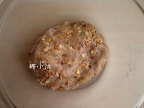 加入步骤2准备好的坚果碎拌匀即可。
青红丝无爱青红丝无爱青红丝无爱！还有类似的什么冬瓜糖啊桔饼啥的绝不会放。
此外还有糖冰肉，我是属于可以接受但是自己做还是不要放了吧，这种感觉。
简单说一下糖冰肉的做法就是肥肉煮熟以后加糖腌制一下。
喜欢的或者是想要做得更传统口味一点的，这些材料可以自己看着加一些。