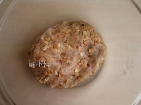 加入步骤2准备好的坚果碎拌匀即可。
青红丝无爱青红丝无爱青红丝无爱！还有类似的什么冬瓜糖啊桔饼啥的绝不会放。
此外还有糖冰肉，我是属于可以接受但是自己做还是不要放了吧，这种感觉。
简单说一下糖冰肉的做法就是肥肉煮熟以后加糖腌制一下。
喜欢的或者是想要做得更传统口味一点的，这些材料可以自己看着加一些。