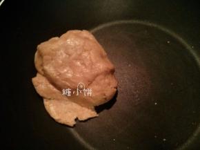 加入水120G，白砂糖45G，植物油25ML拌匀。
这次我是粉还比较烫的时候就加水了感觉成品面团比较干所以加水量比较多。
做过的另一款五仁馅是粉凉透后再加水的，用水量会少很多。