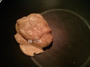加入水120G，白砂糖45G，植物油25ML拌匀。
这次我是粉还比较烫的时候就加水了感觉成品面团比较干所以加水量比较多。
做过的另一款五仁馅是粉凉透后再加水的，用水量会少很多。
