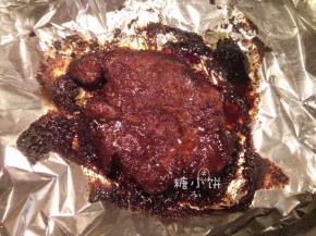 第二天将腌好的肉取出，烤箱中层175摄氏度循环热风烤至两面上色。
（具体时间这次我忙别的去了没记着看表，可能烤了有30分钟左右吧）
因为是作为馅料用的所以腌料我稍调整了下，表面也没刷蜜汁。
直接吃的自制叉烧更详细的做法参见以前写过的：蜜汁叉烧（自制叉烧酱）