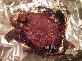 第二天将腌好的肉取出，烤箱中层175摄氏度循环热风烤至两面上色。
（具体时间这次我忙别的去了没记着看表，可能烤了有30分钟左右吧）
因为是作为馅料用的所以腌料我稍调整了下，表面也没刷蜜汁。
直接吃的自制叉烧更详细的做法参见以前写过的：蜜汁叉烧（自制叉烧酱）