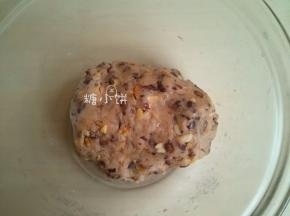像五仁馅一样的做法准备好坚果还有粉团。
往粉团中加入坚果碎的同时也加入步骤9准备好的叉烧和云腿即完成叉烧云腿馅。