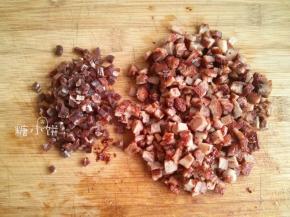 云腿切丁（图左），烤好的叉烧也切丁（图右）备用