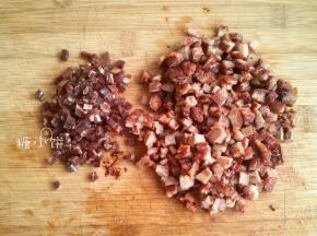 云腿切丁（图左），烤好的叉烧也切丁（图右）备用