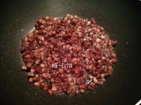 我把切丁的云腿和叉烧都入锅翻炒了一下，炒的时候稍稍加了点油。
煸炒至叉烧微微缩水变干，表面上色后即可。我喜欢稍干一点的口感。