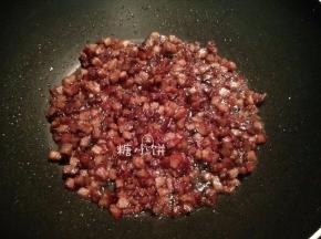 我把切丁的云腿和叉烧都入锅翻炒了一下，炒的时候稍稍加了点油。
煸炒至叉烧微微缩水变干，表面上色后即可。我喜欢稍干一点的口感。